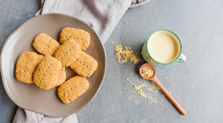 Домашнее печенье в японском стиле и напиток кинако-латте из соевой муки
