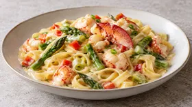 Тальятелле со спаржей и мясом лобстера