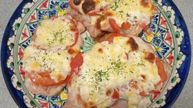 Филе куриного бедра под помидорами