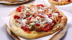 Пицца с соусом дзадзики и копченым мясом