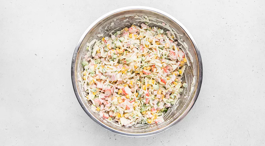 Салат с капустой, крабовыми палочками и колбасой