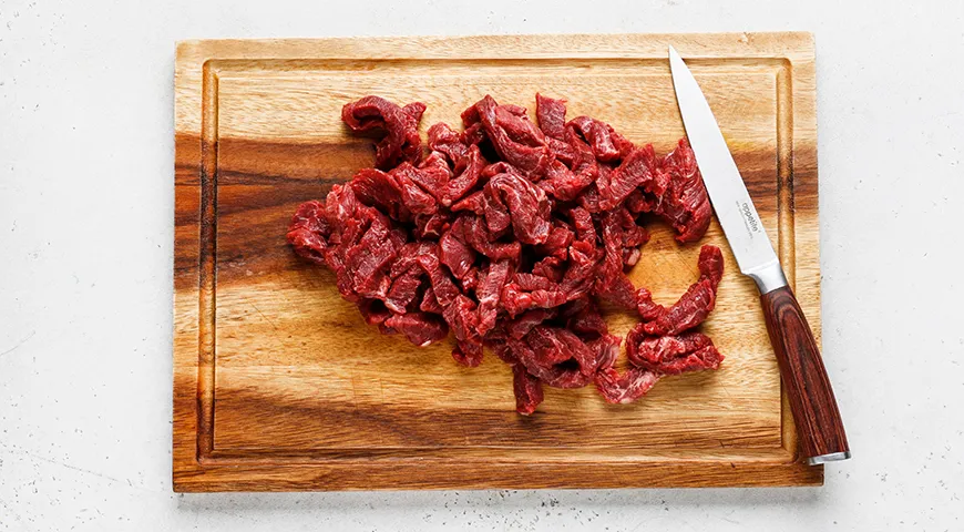 Бефстроганов из говядины с солеными огурцами и сметаной