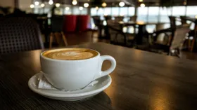 Жирное молоко и вредные добавки: диетолог предостерегла, почему нельзя пить латте в кофейнях