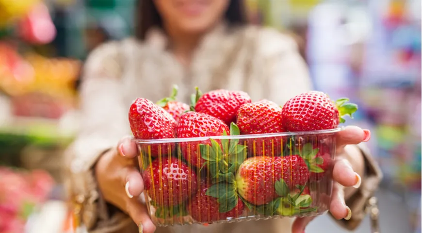 При выборе клубники обратите внимание, чтобы ягоды были целыми и без плесени
