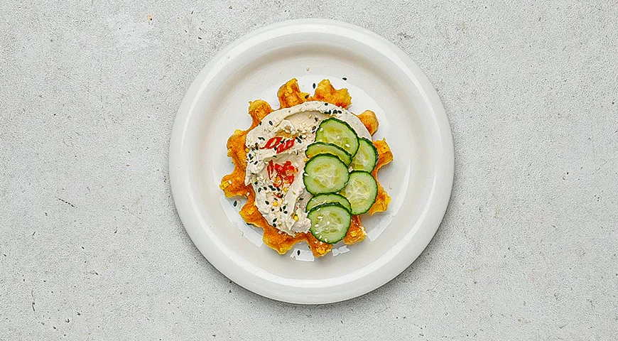 Чафли с хумусом, огурцом и кунжутом