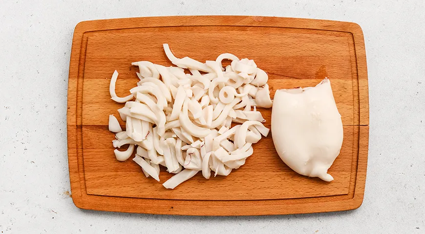 Салат с кальмарами, огурцом и яйцом