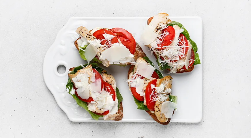 Брускетта Цезарь с курицей