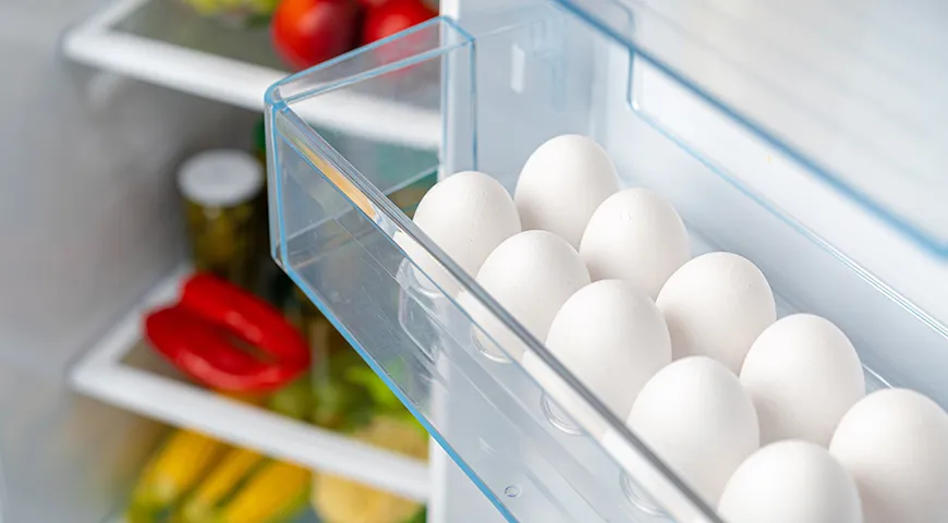 Яйца, хранящиеся в холодильнике, легко впитывают окружающие запахи