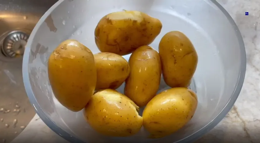 Молодой картофель в миске для микроволновке. Чистить его не нужно!