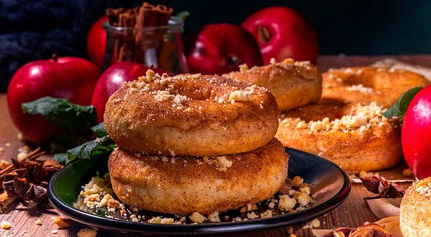Домашние пончики с красными яблоками и корицей