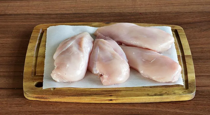 Для куриного шницеля лучше брать мясо грудки: оно быстрее готовится и успеет прожариться одновременно с панировкой