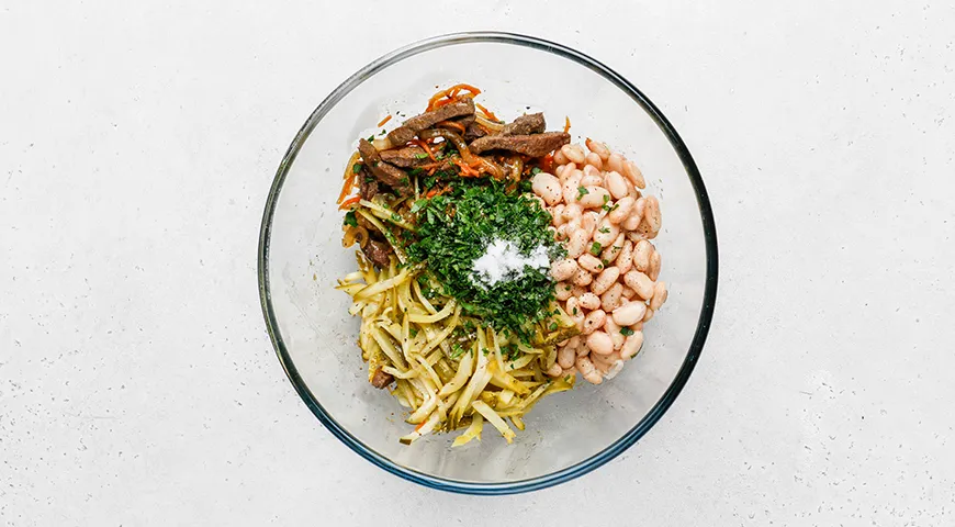 Салат с фасолью и печенью