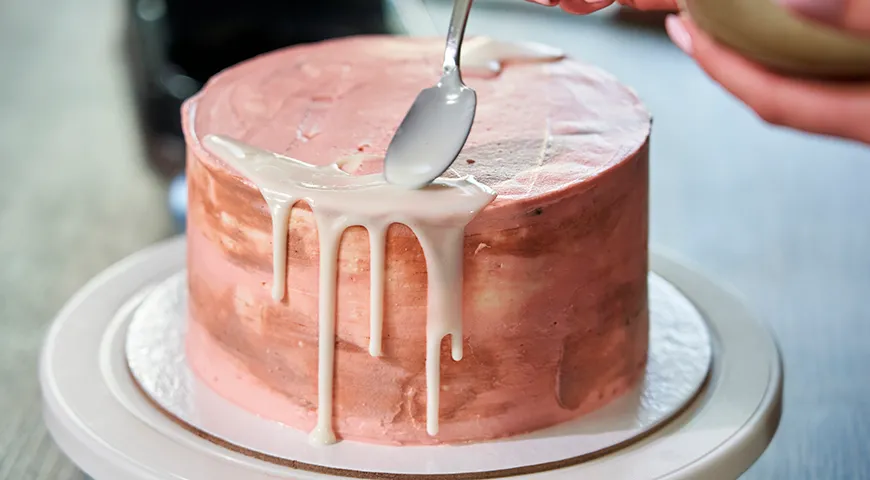 Чтобы создать эффектные подтеки, равномерно полейте верхний край торта теплым ганашем, позволяя ему стекать по бокам