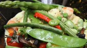 Гребешки в сливочном соусе с весенними овощами