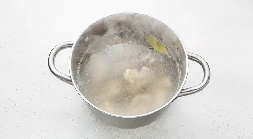 Томатный суп с курицей, консервированной фасолью и овощами