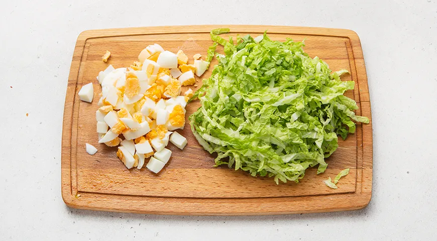 Салат с пекинской капустой, кукурузой, яйцом и помидорами