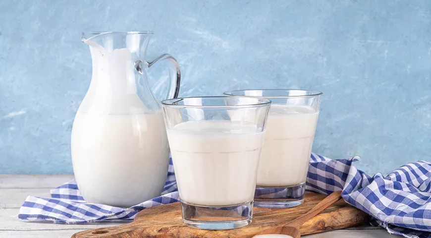 Культивированная пахта — результат промышленного сквашивания обезжиренного молока с помощью молочнокислых бактерий, она немного гуще традиционной