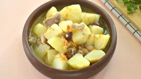 Тушеная картошка с курицей и фасолью