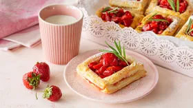 Рецепты с яйцом куриным, клубникой и продукцией пчеловодства