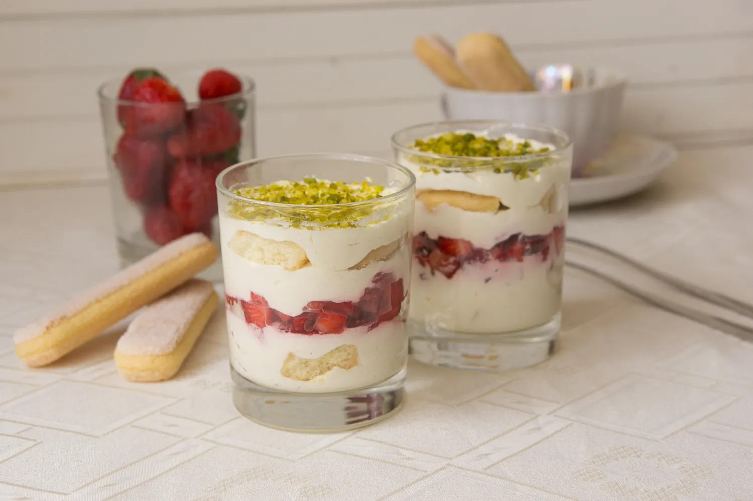 Рецепт десерта с клубникой и ванильным кремом (приготовлен с добавлением ванильного сахара)