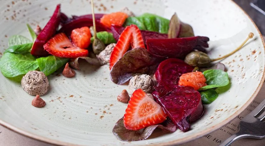 Салат с молодой свеклой, трюфельным сыром и заправкой из яблочного сидра от Елены Савчук