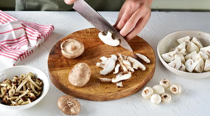 Как нарезать грибы для жарки – целиком, половинками, четвертинками или в виде рубленного фарша – зависит от конечного блюда