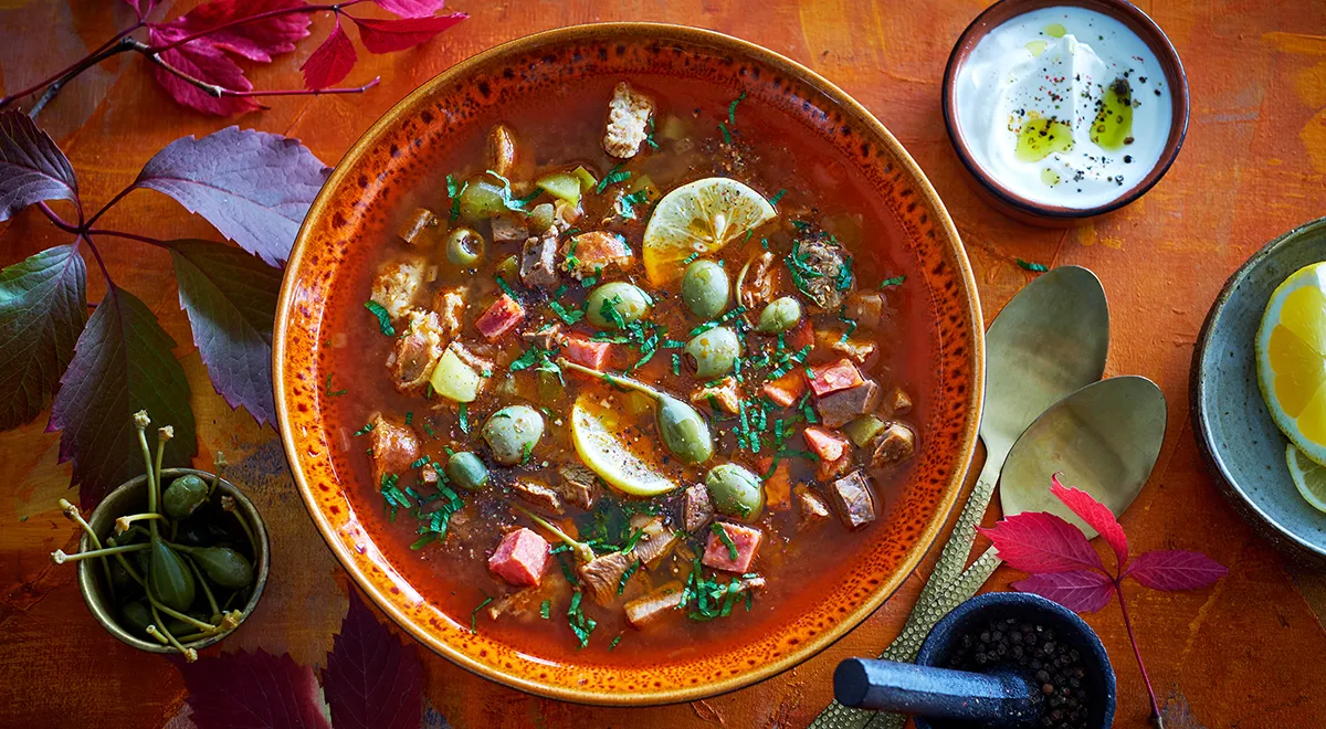 Суп солянка с колбасой, оливками и лимоном