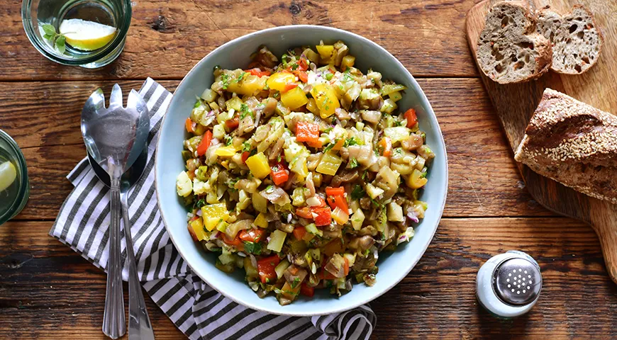 Салат из баклажанов, кабачков и перцев на гриле