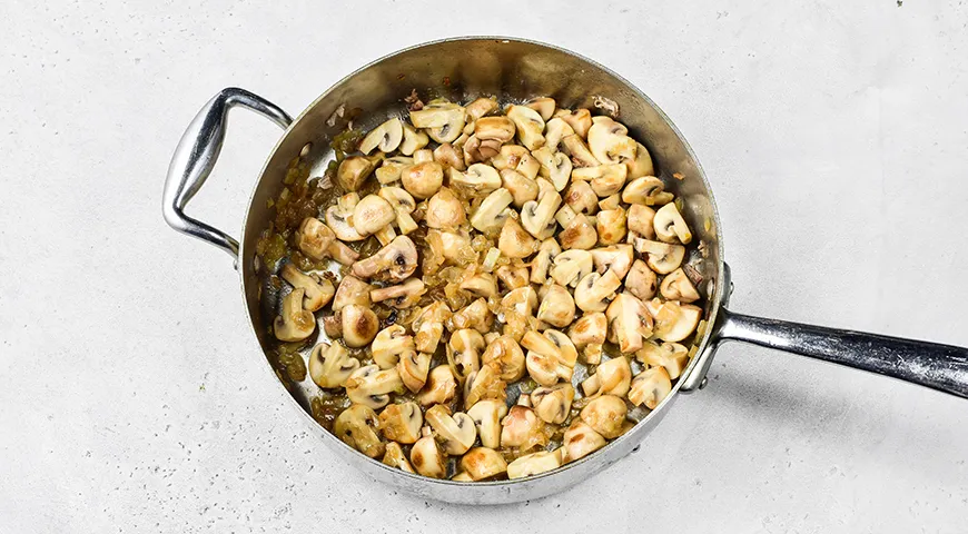 Свинина с грибами в сметанном соусе