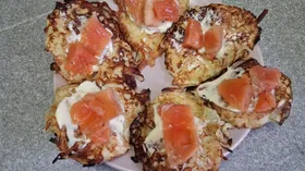Драники с солёными лососем.