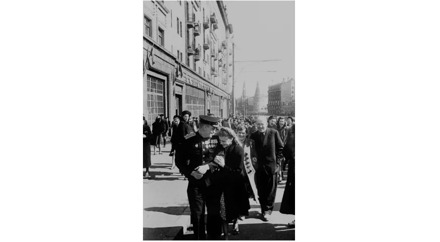 На улице Горького в День Победы. Москва. 9 мая 1945 г. Фото Я.Н. Халипа