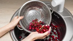 Воды разве достаточно? Диетолог объяснила, как мыть черешню, чтобы ей не отравиться