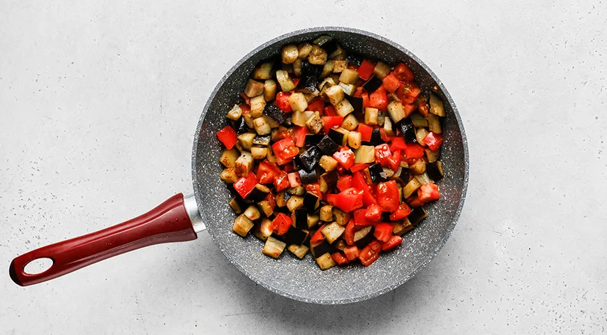 Капуста, тушенная с баклажанами