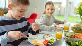 Детям необходимо завтракать дома, настаивают психологи