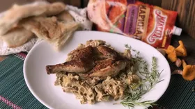 Цыпленок-гриль-фламбё с грибами в сливочном соусе