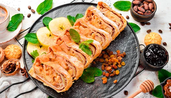 10 рецептов яблочного штруделя: классический, ленивый, с тестом фило и другие