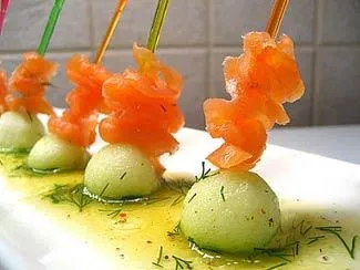 Копченый лосось с яблоком, в апельсиновом маринаде