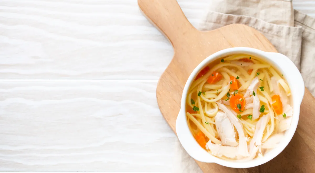 В чем загадка куриного супа: врачи объяснили, почему он так эффективен при простудах