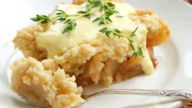 Яблочный крамбль с тимьяновым кремом (Apple crumble with thyme custard)