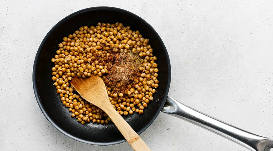 Жареный нут на сковороде со специями
