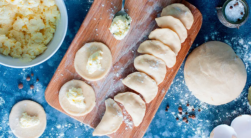 Базовые ингредиенты вареников с творогом: пшеничная мука высшего сорта, творог, вода, сахар, яйцо (опционально), соль