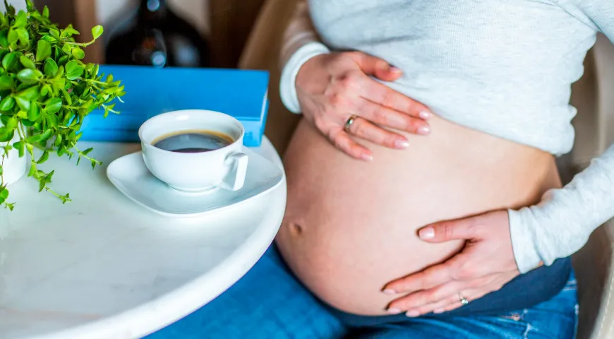 Во время беременности увеличивается время циркуляции кофеина в организме, поэтому побочные эффекты могут быть выражены сильнее