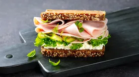 Нашли лучший ресторанный лайфхак для бутербродов — весь секрет в заправке