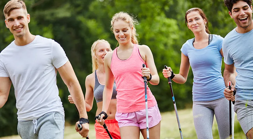 Исследования показали, что в процессе скандинавской ходьбы задействуется около 90% мышц