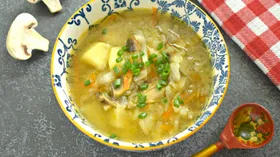 Щи с молодой капустой и грибами