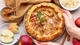 10 яблочных пирожков и пирогов, ради которых стоит включать духовку даже летом