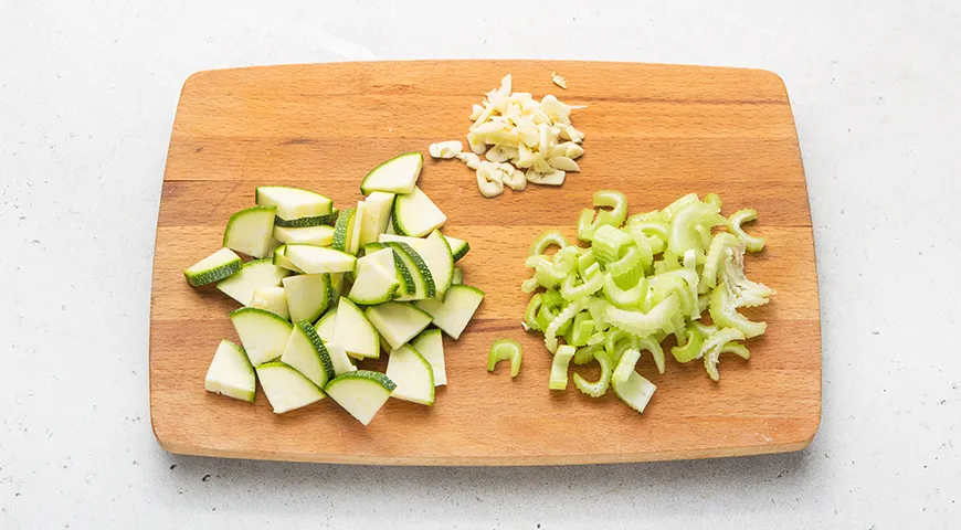 Томатный суп с курицей, консервированной фасолью и овощами