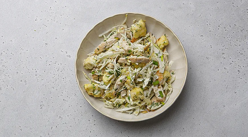 Капустный салат с курицей