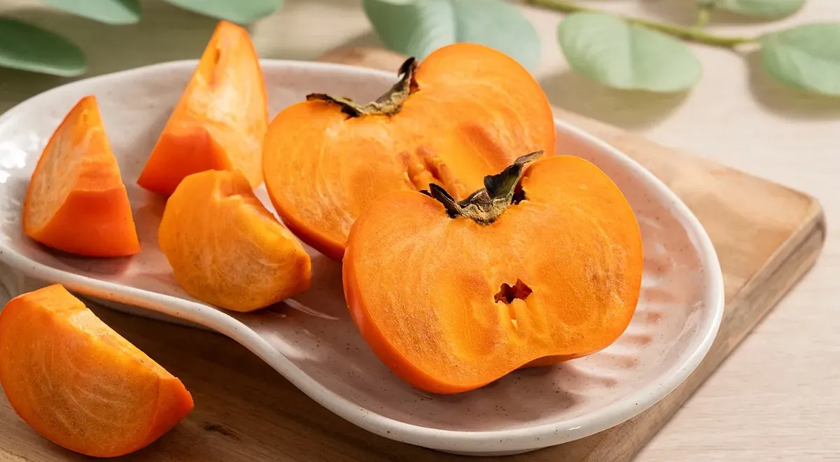 Иногда помогает заморозить хурму, чтобы она стала слаще