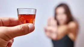 Покраснение кожи, сыпь, отеки: как распознать аллергию на алкоголь